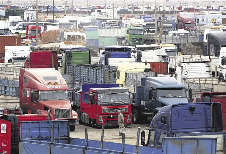 El comercio internacional se ve afectado por la actual coyuntura política del país. El sector pide una solución al bloqueo de las carreteras. Foto: APG  Noticias
