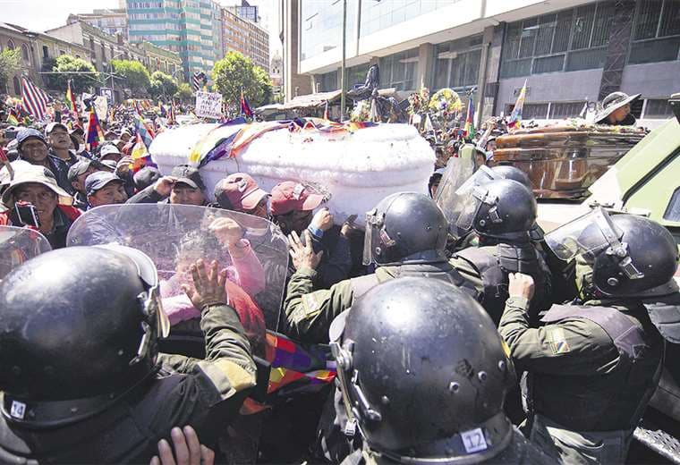 Los alteños llegaron a la ciudad de La Paz con ocho féretros a la ciudad de La Paz. Hubo algunas provocaciones y la Policía los gasificó. Foto: APG Noticias