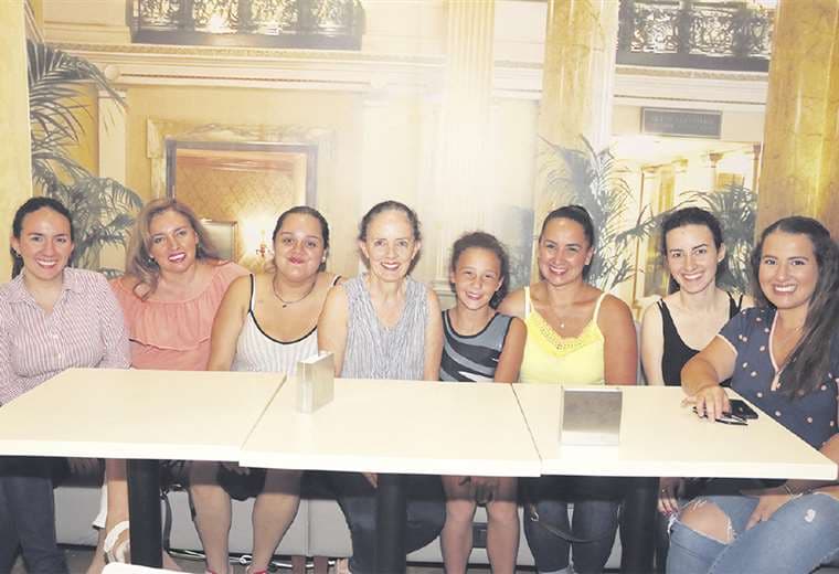 María Laura Chávez, Ingrid Villarreal (de visita), Camila Cárdenas, Paula García, Sofía Barriga, Vania López, Flavia Chávez y Valeria Barriga