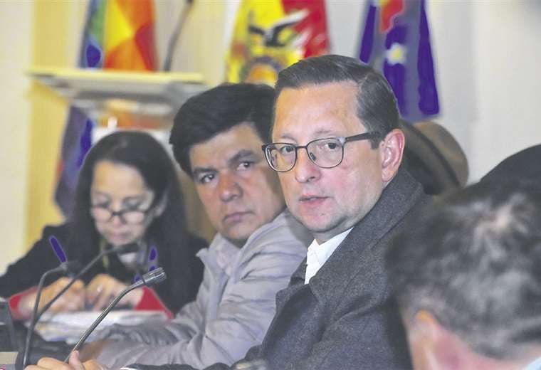 El senador Óscar Ortiz y la comisión lograron el consenso para aprobar la ley de convocatoria. Foto: APG Noticias