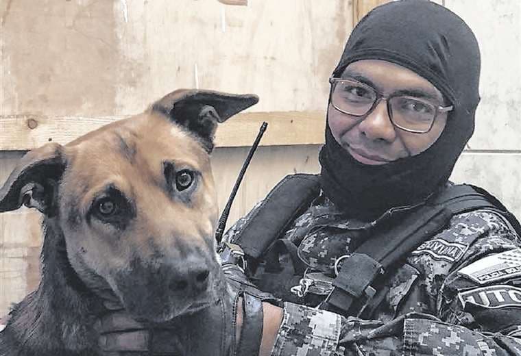 El jefe policial junto a su perro, un amigo que lo acompañó en La Paz