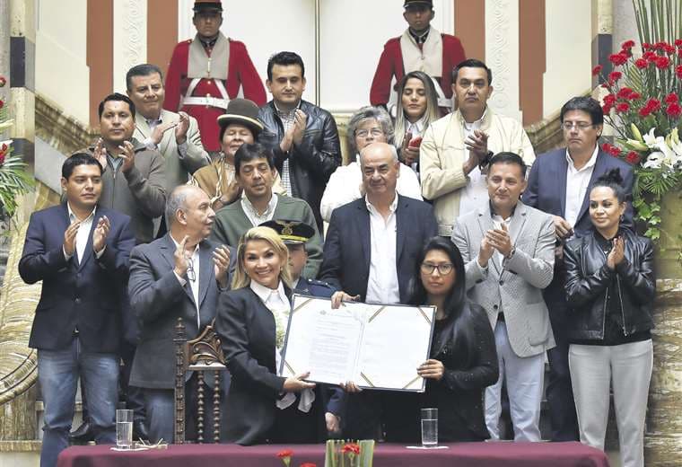 La presidenta Jeanine Áñez promulgó en Palacio Quemado la ley que convoca a elecciones