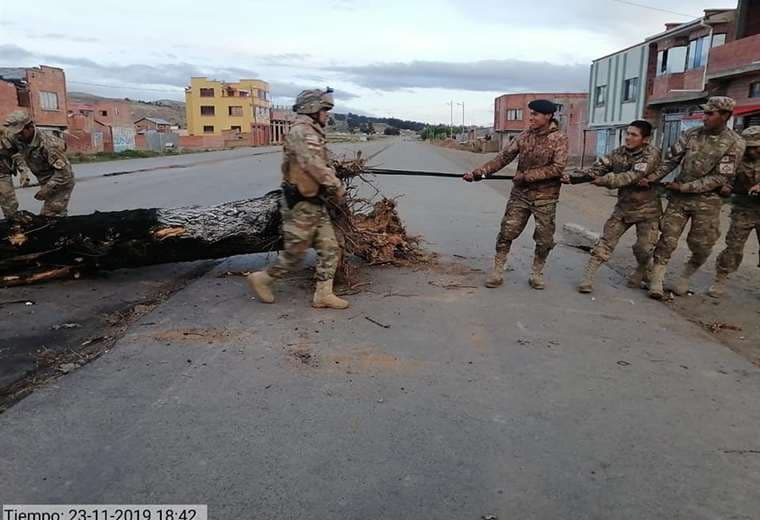 Militares despejan las vías en el país I Foto: Armada.
