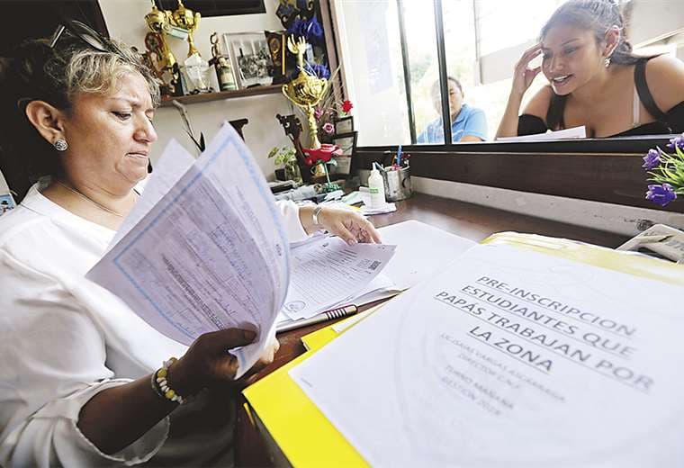Una madre (derecha) tramita la preinscripción de su hijo en el colegio Nacional Florida. Foto: Ricardo Montero