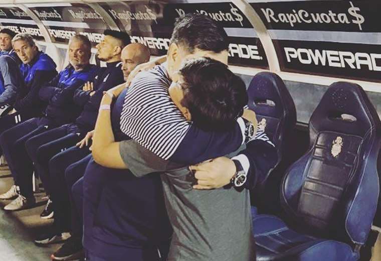 Maradona abraza a su nieto Benjamin. Foto: Instagram
