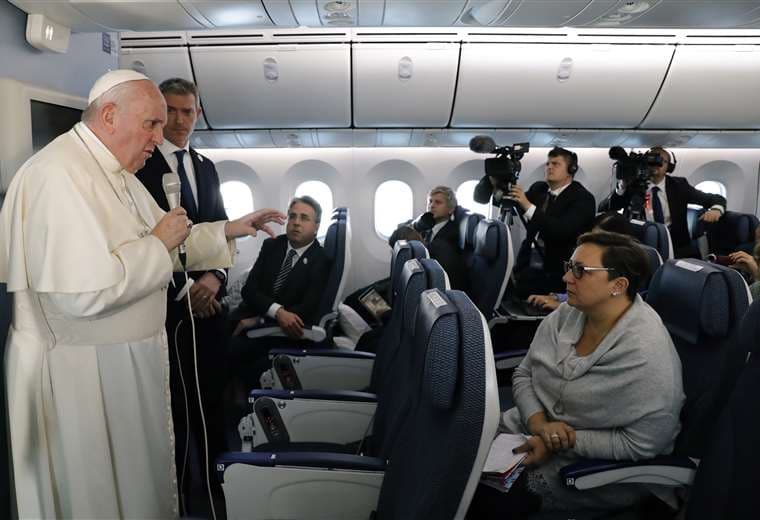 El papa habló con los medios en el avión papal, a su retorno del viaje a Japón. Foto: AFP