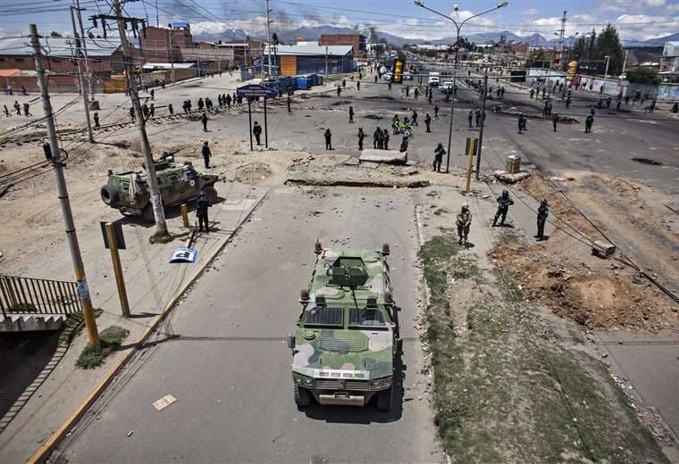 El Alto quedó convertido en un campo de batalla durante las manifestaciones de afines al MAS. Foto: APG