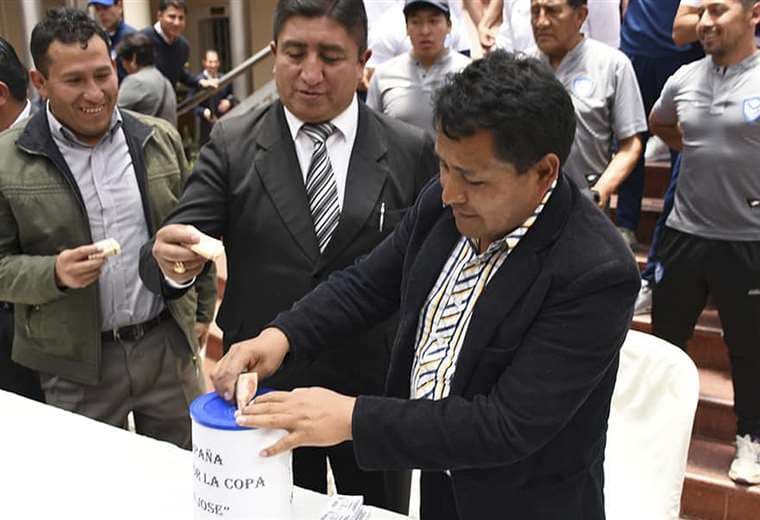El presidente del Concejo de Oruro, Max Cabrera, el Alcalde Oswaldo Olivera y el Gobernador Zenon Pizarro dan su aporte económico en favor de San José. Foto: GADOR