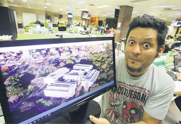 Morón muestra sorprendido la foto de la observada Quinta Municipal. Foto Jorge Gutiérrez 