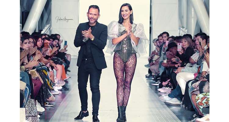 El diseñador Mauricio Hurtado junto con la modelo Patricia Roca