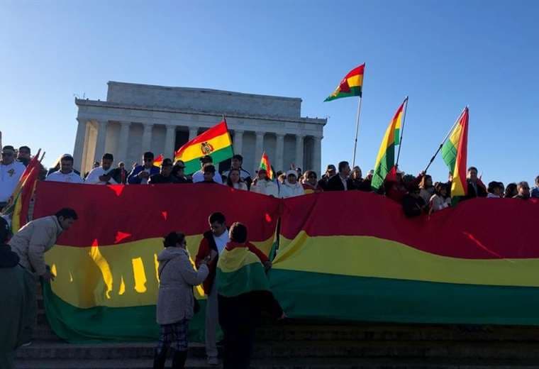 Manifestación de bolivianos en el Abraham Lincoln Memorial, de Washington. 
