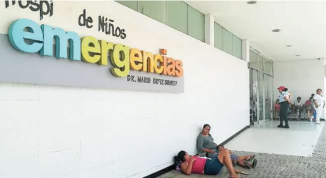 En el Hospital de Niños Mario Ortiz hay madres que han optado por dormir en los pasillos y en las afueras del lugar para huir de los bloqueos 