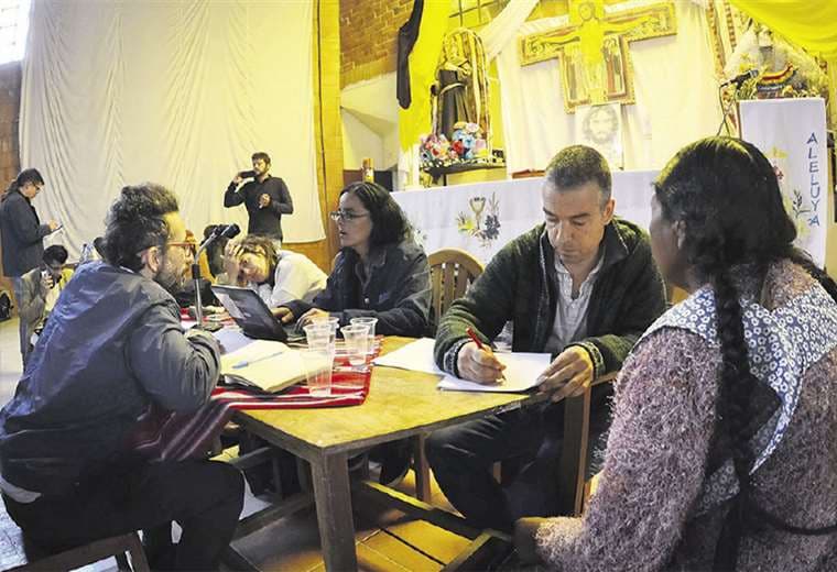 Los argentinos se reunieron ayer con varios sectores en una capilla. Foto: LUIS ABAD MIRANDA