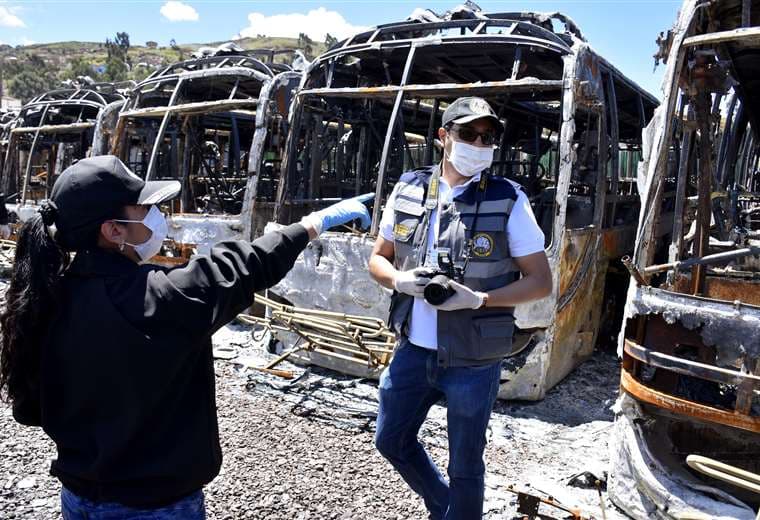 La violencia destruyó 66 buses del servicio Pumakatari, 64 de ellos fueron incendiados. Foto: APG