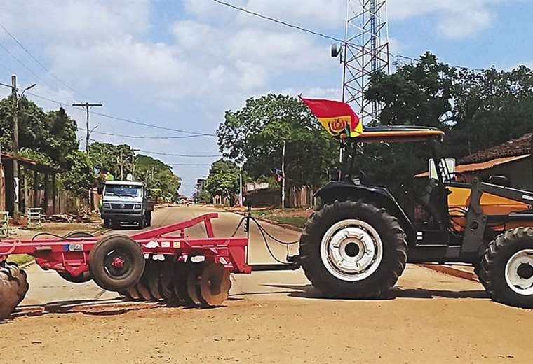En San Ignacio de Velasco los vecinos bloquearon las calles, incluso con sus tractores y carros de carga. Foto: CARLOS QUINQUIVÍ