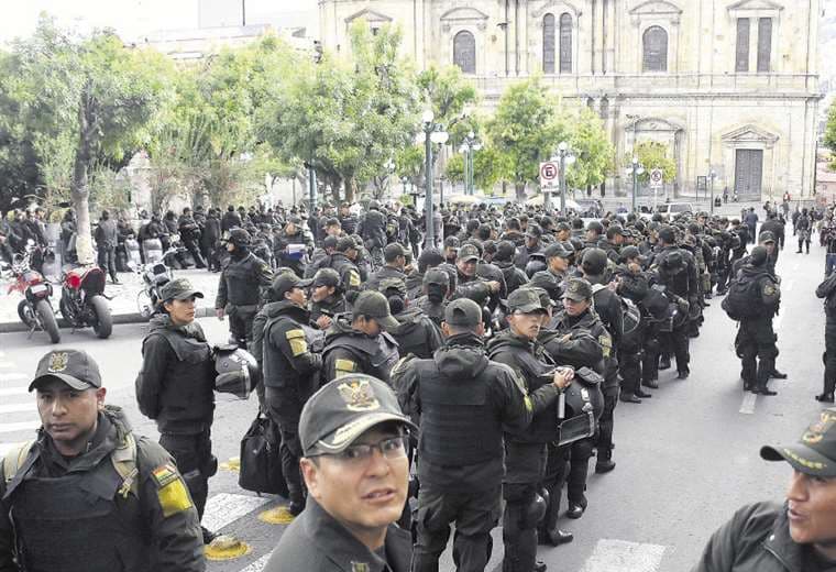 Intenso movimiento policial en inmediaciones del Palacio de Gobierno el lunes, horas antes del plazo que dieron al presidente para renunciar. Foto: APG Noticias