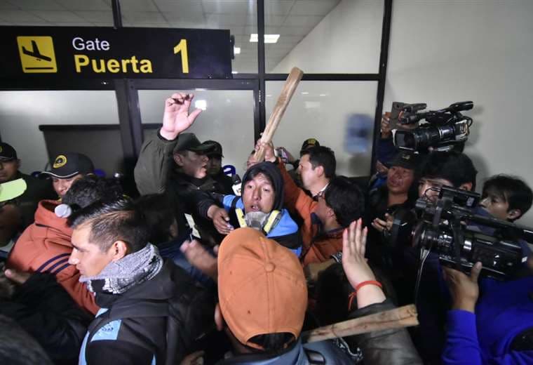 Imágenes de los incidentes de este martes en el aeropuerto de El Alto. Foto: APG