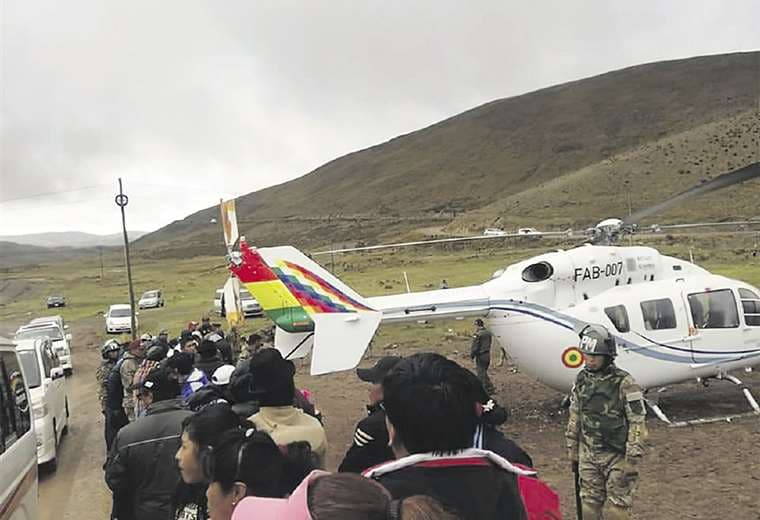 Ásí quedó el helicóptero luego del percance sufrido ayer en Oruro, el rotor trasero fue el más dañado.