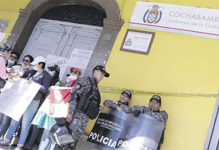 Un grupo de manifestantes tomó ayer la Gobernación de Cochabamba, exige la renuncia de Evo Morales. Foto: APG NOTICIAS