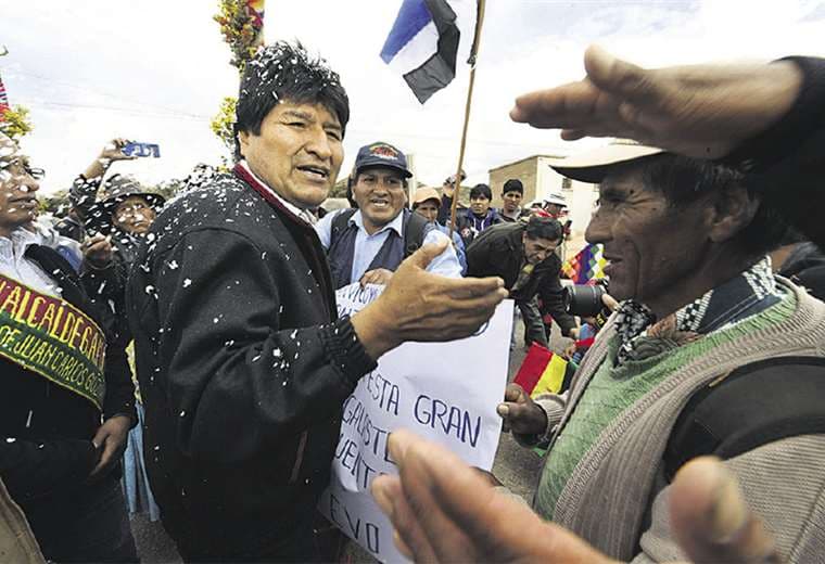 El presidente Evo Morales estuvo ayer en Colquiri, entregó una carretera y recibió el apoyo de los mineros. Por la mañana se reunió con la COB