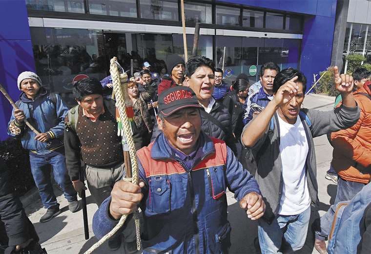 Militantes del MAS en el ingreso al aeropuerto de El Alto impidieron el arribo de Camacho, increparon a periodistas y manifestaron consignas racistas en contra de la prensa
