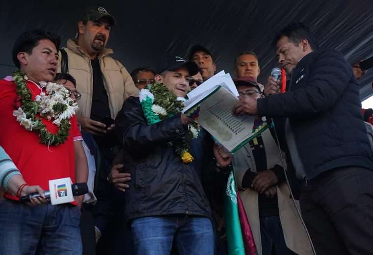 Camacho fue ovacionado en la manifestación de cocaleros de Yungas. (Foto: APG)