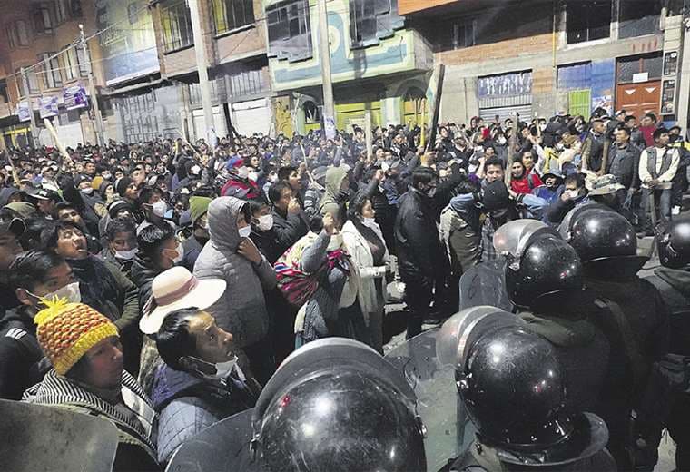 Los afines al presidente Morales rodearon a los simpatizantes de Camacho afuera del aeropuerto