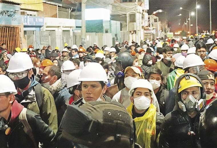 Cientos de jóvenes, después de estar en las calles de El Alto, se vieron obligados a protegerse en el aeropuerto. Foto: APG Noticias