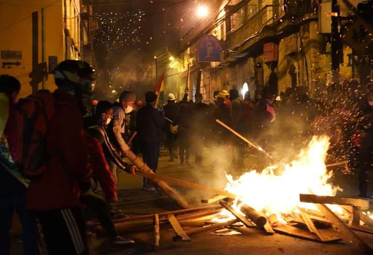 El jueves por la noche nuevamente hubo enfrentamientos en inmediaciones de la plaza Murillo. Foto: APG