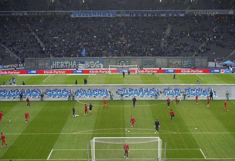 Una réplica del Muro de Berlín se desplegó el sábado en el partido entre el Hertha y Leipzig. Foto: AFP