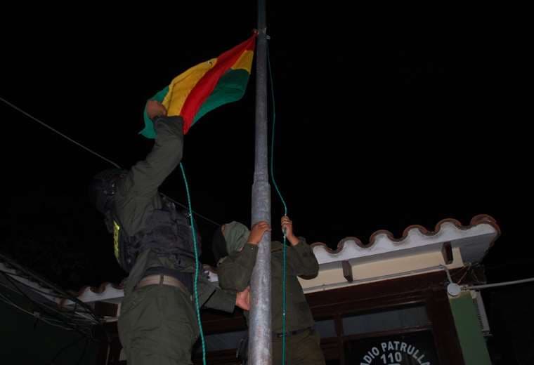 Los uniformados se cubrieron el rostro e izaron la bandera. Foto: Juan Carlos Fernández
