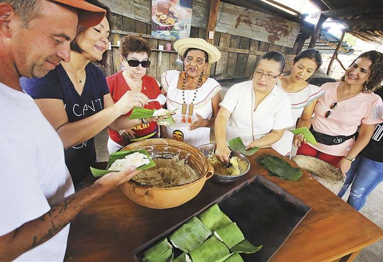 Juanita Tomichá, de la Siesta del Posoka, enseña cómo hacer pan de arroz a los turistas de SaboreArte. Foto: Jorge Ibáñez