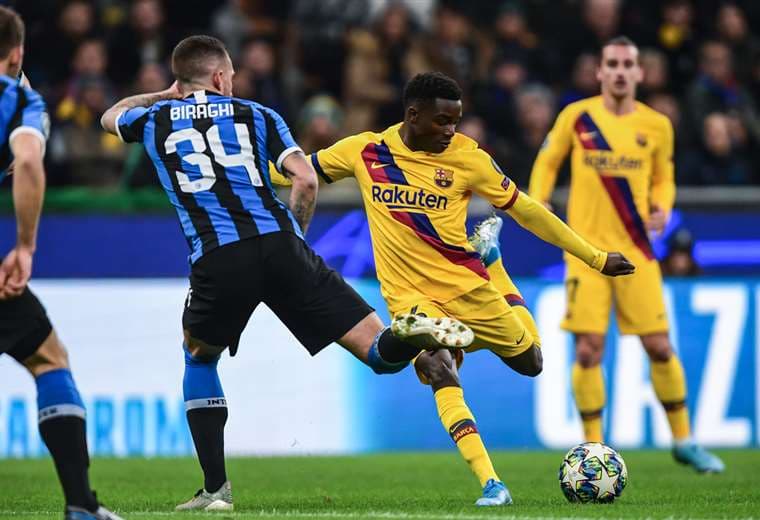 Biraghi del Inter sale a la marca de Moussa Wague, del Barcelona. Foto. AFP 