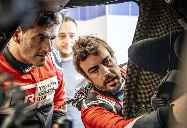 Fernando Alonso (dcha.) y su navegante Marc Coma correrán en un Toyota Hilux. Foto: Internet