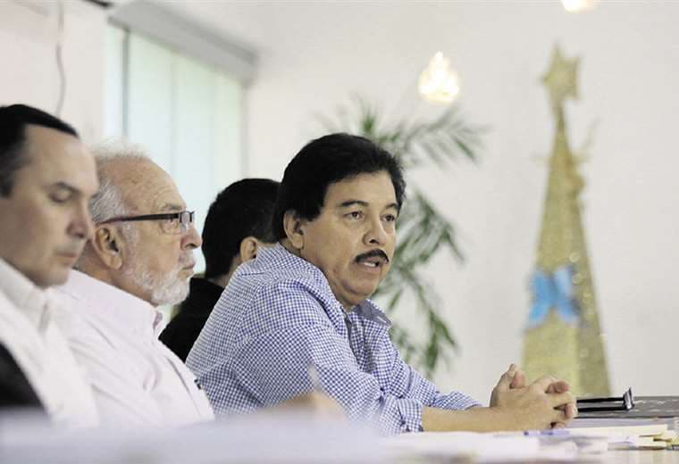 El secretario de Obras Públicas explica el plan de pavimentación. Foto: Jorge Ibáñez