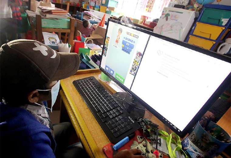 Un niño repasa los contenidos en la computadora. La escuela tiene equipos, pero poco espacio. Foto: JORGE IBÁÑEZ