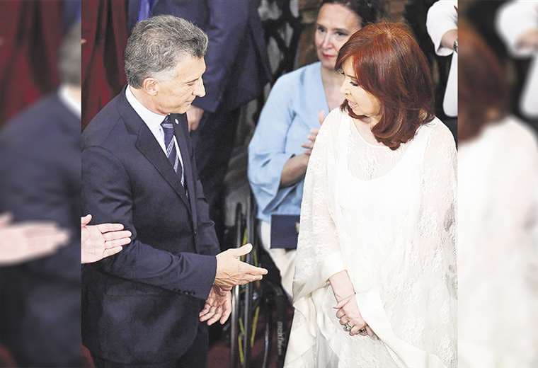 Cristina Fernández demostró su enojo tras recibir el saludo del mandatario saliente Mauricio Macri. Foto: AFP