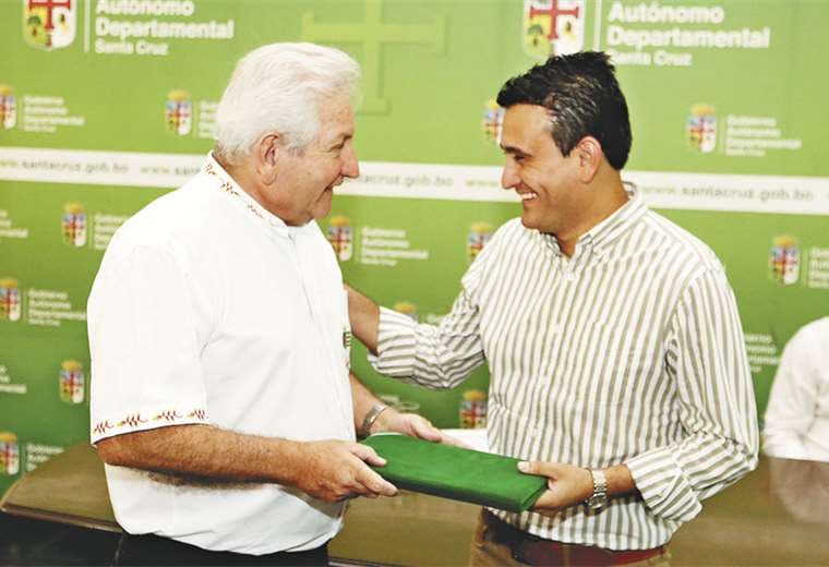 La jornada de ayer, Costas presentó la nueva ley a Rodrigo Guzmán, ministro de Energía. Foto: GOBERNACIÓN DE SANTA CRUZ