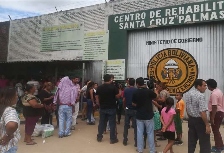 Familiares de los internos esperan en las afueras de la cárcel | Foto: Ipa Ibañez