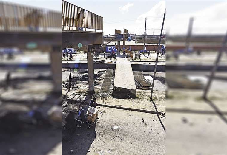 Derriban pasarela en Senkata para cerrar paso de carburantes a La Paz. Foto: AFP