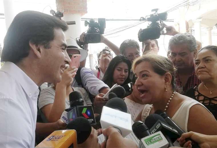 La concejala oficialista Loreto Moreno increpó al exconcejal Manuel ‘Mamén’ Saavedra fuera del Concejo. Foto: Juan Delgadillo