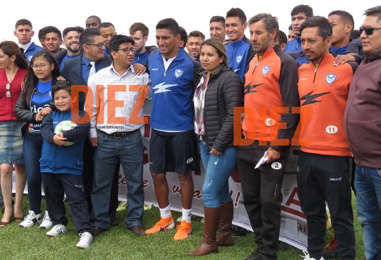 Jugadores de San José recibieron el apoyó de la Clínica San Agustín para el viaje a Potosí. Foto: Etzhel A. Llanque
