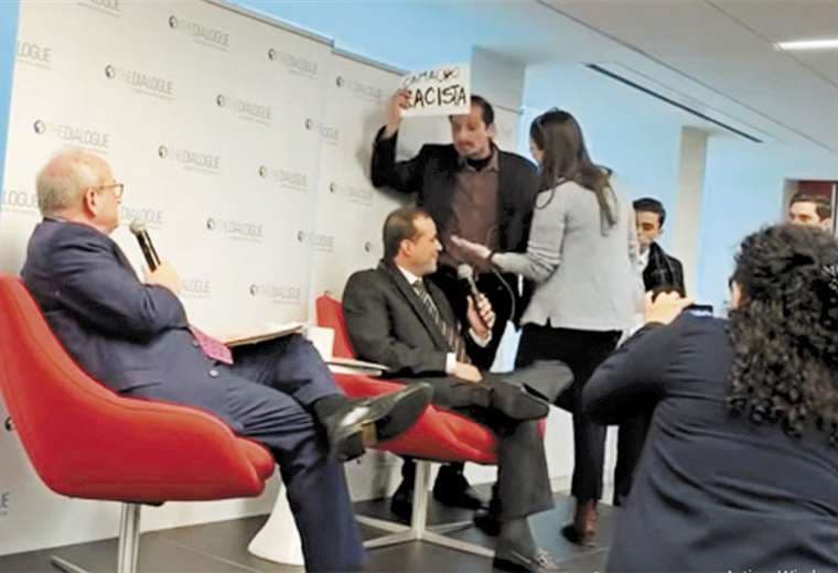 Camacho fue interrumpido por activistas en conversatorio en EEUU. Foto: CAPTURA DE VIDEO