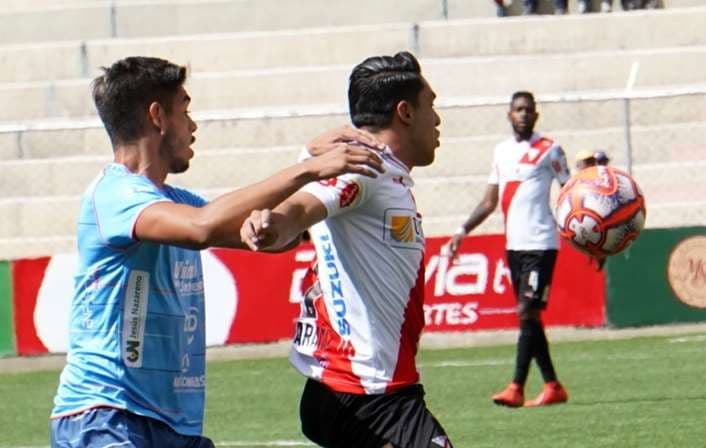 El goleador Carmelo Algarañaz protege el balón ante la marca de José María Carrasco. Foto. APG 
