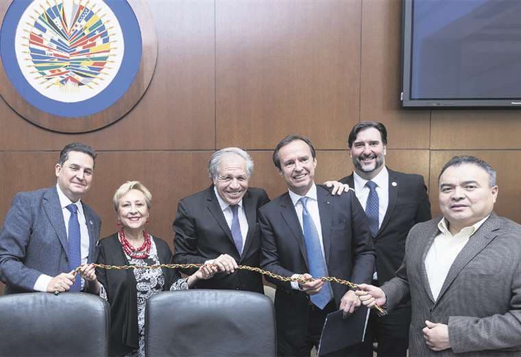 Luis Almagro junto a Tuto Quiroga y el equipo de peritos de la OEA. Foto: OEA