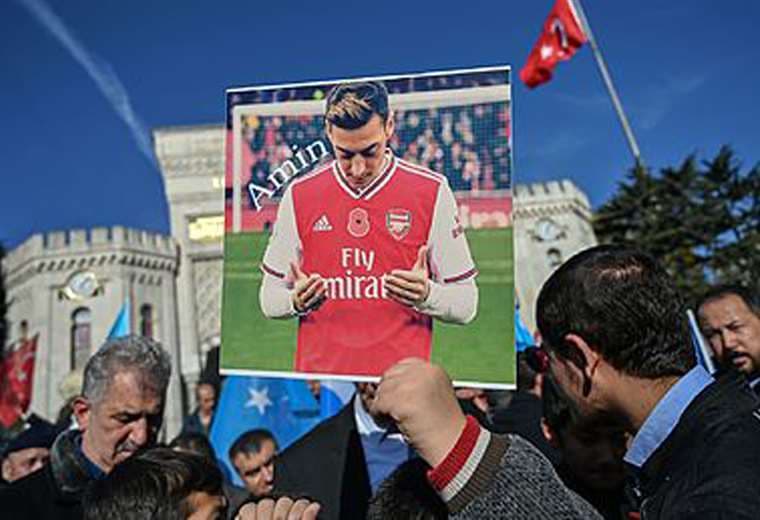 El alemán Mesut Ozil cuenta con su propia afición en el mundo musulmán. Foto: AFP