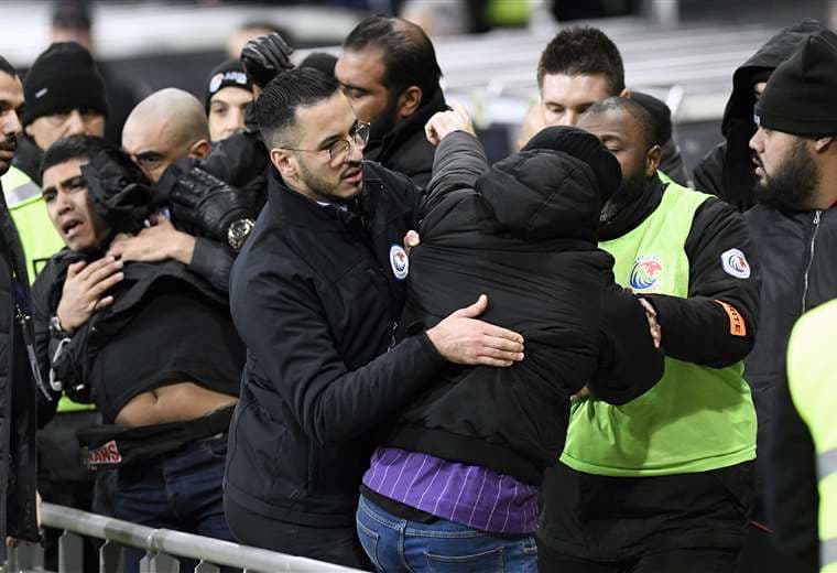 Sadran (centro), presidente del Toulouse busca tranquilizar a los hinchas de su equipo. Foto: AFP