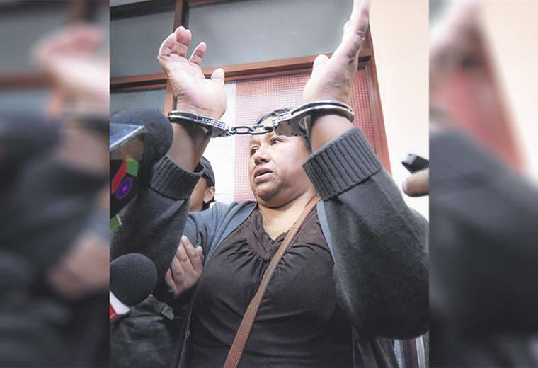 Nemesia Achacollo levantó las manos, mostró las manillas y denunció a Rafael Quispe por abuso de poder. Foto: APG NOTICIAS