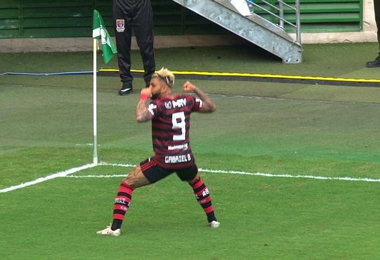 Gabigol y su particular festejo al anotar el tercer gol del Flamengo al Palmeiras. Foto: Captura