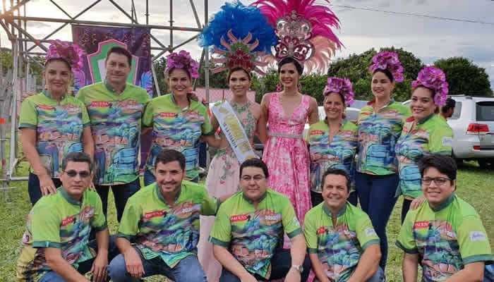 Romy Paz junto con la reina del Carnaval de La Guardia y los Chirapas Jrs.